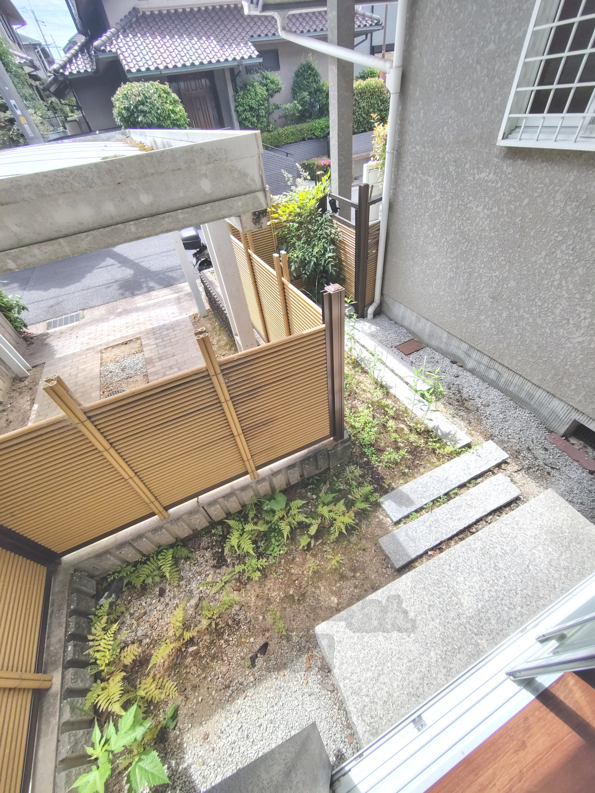 飛び石と竹垣調の目隠しフェンスがある庭スペース（京都府宇治市寺山台のペット可賃貸物件）