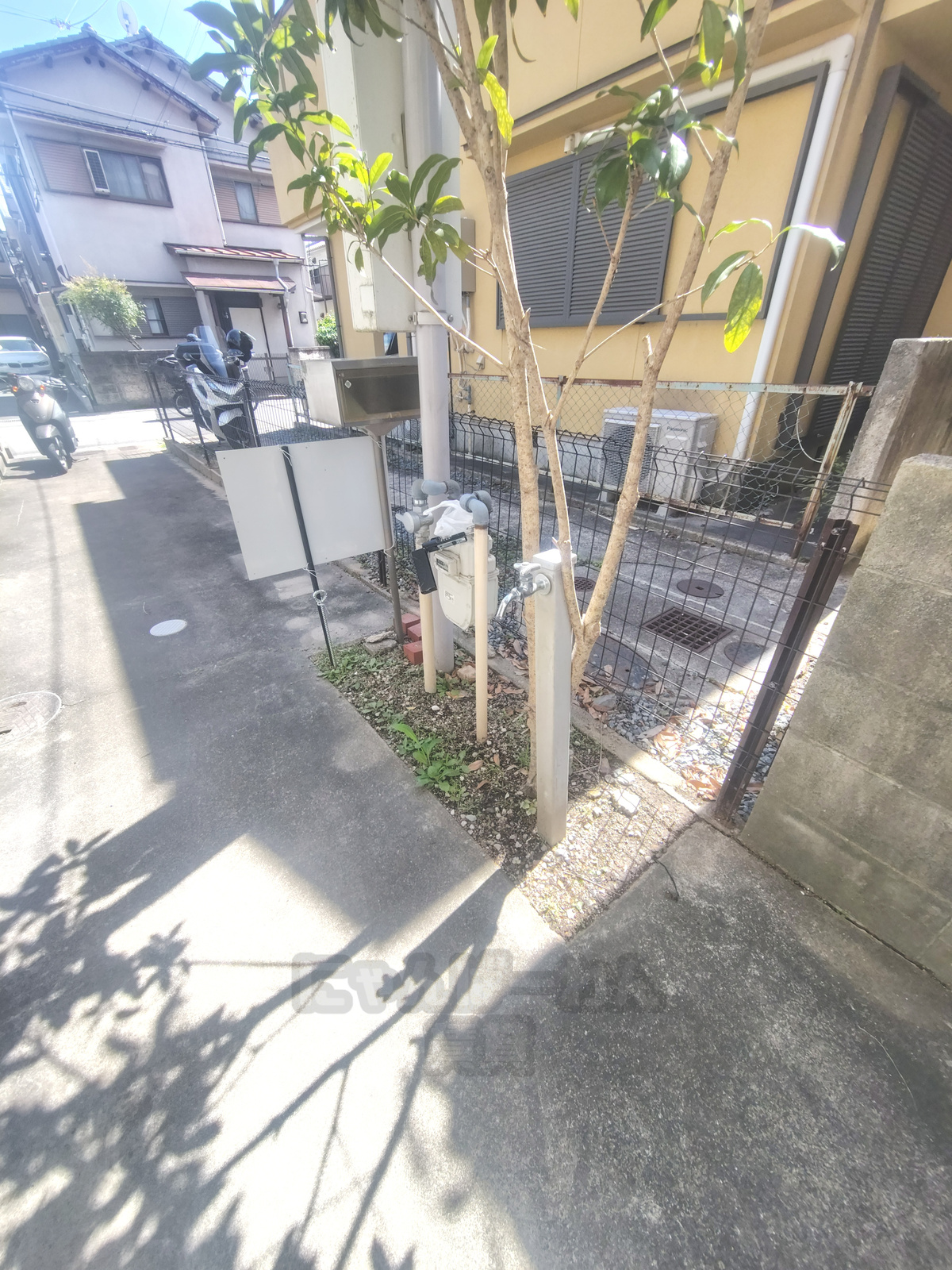 京都府城陽市のペット可賃貸物件前の路地、散歩帰りのペットの足洗いに便利な屋外水栓と周辺環境。