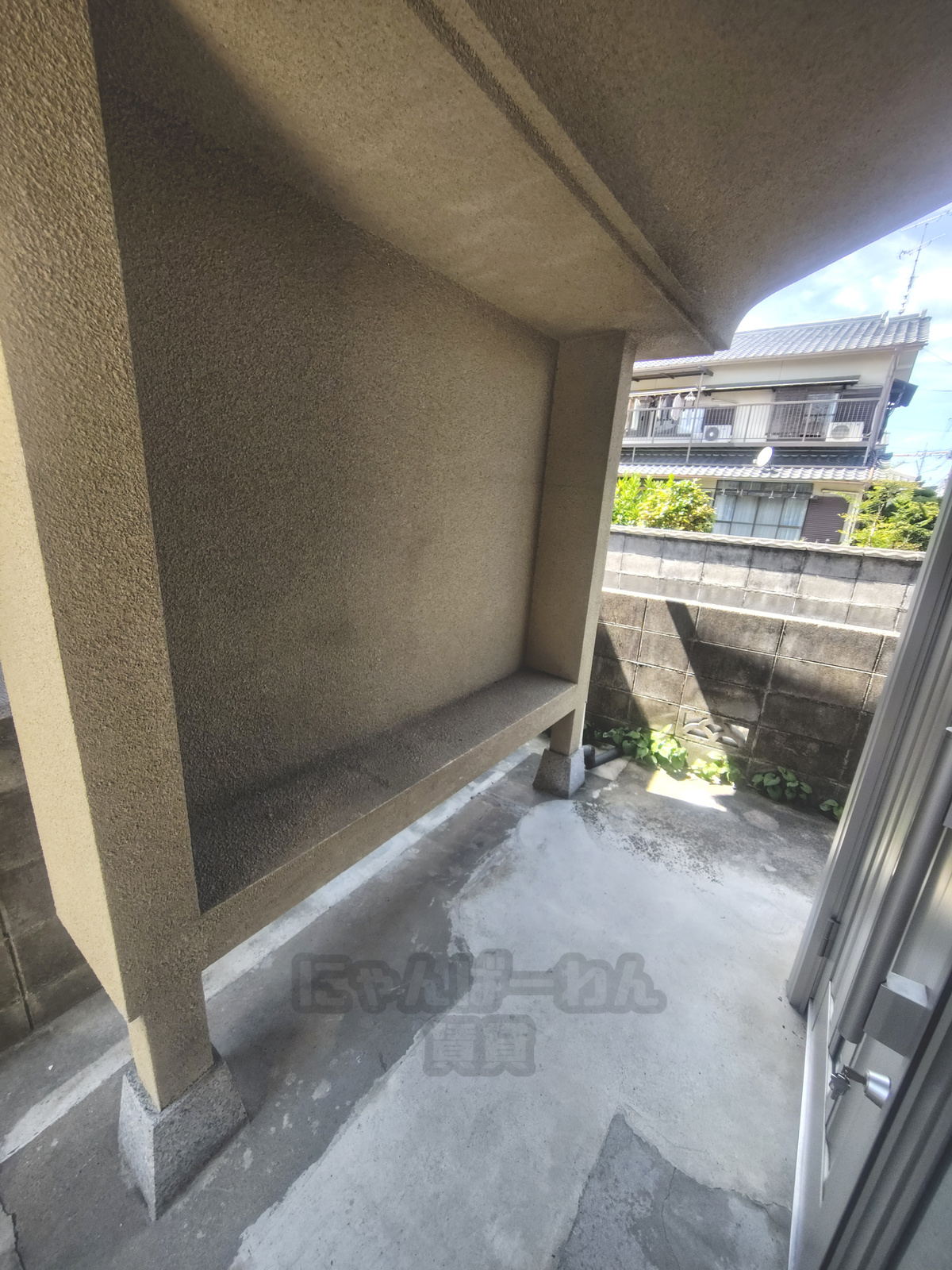 京都府城陽市のペット可賃貸、玄関前のコンクリートアプローチと特徴的なコンクリート構造物。