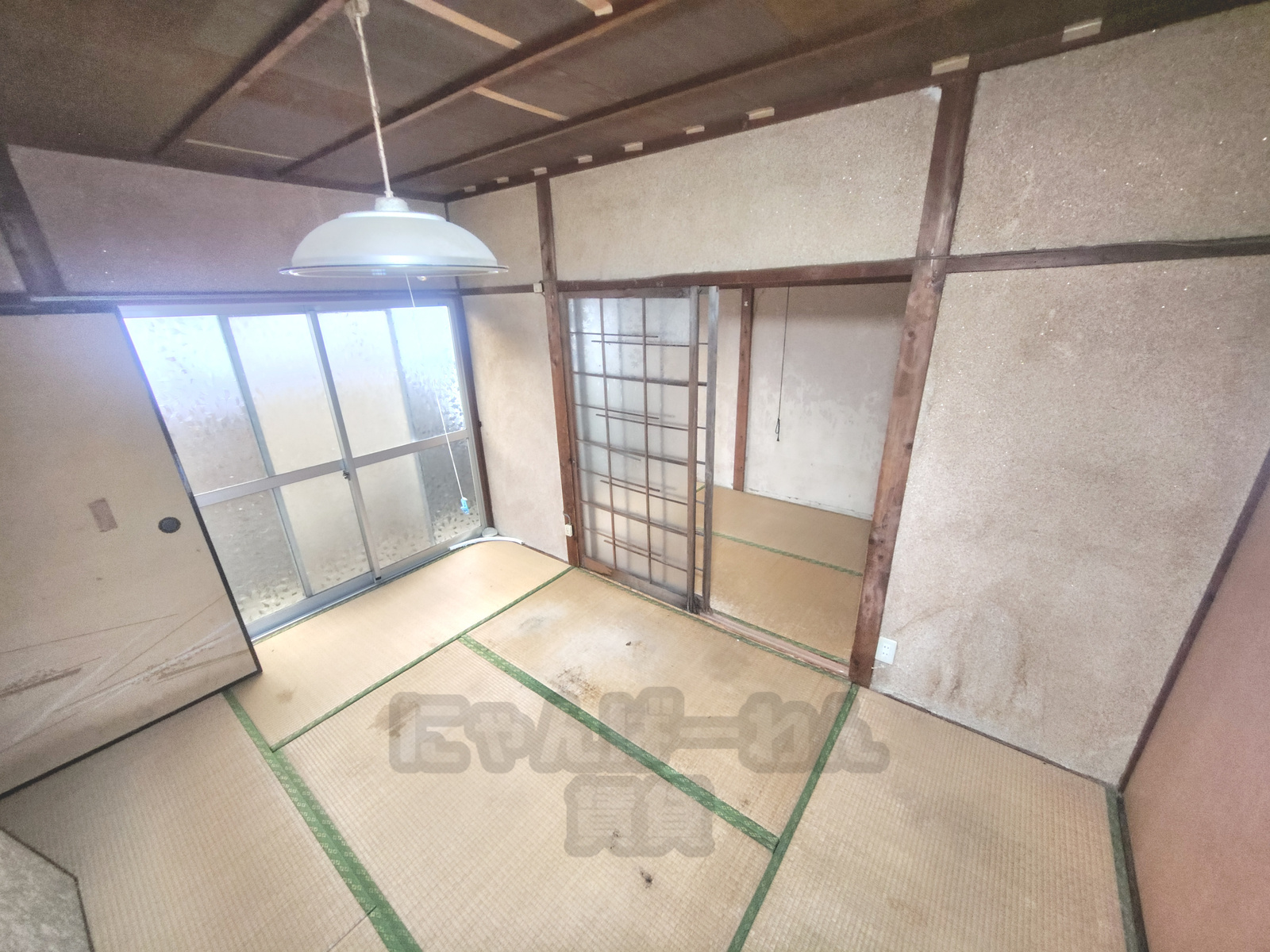 京都府久御山町野村村東のペット可賃貸物件の居室。複数部屋が隣接する畳敷きの和室で、外からの光が入る掃き出し窓サイズのガラス引き戸が確認できる。