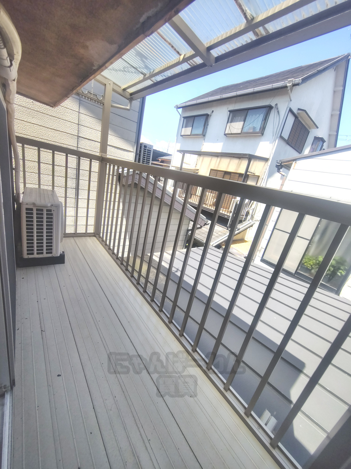 京都府宇治市小倉町のペット可（犬・猫）賃貸物件の屋根付きバルコニーとエアコン室外機