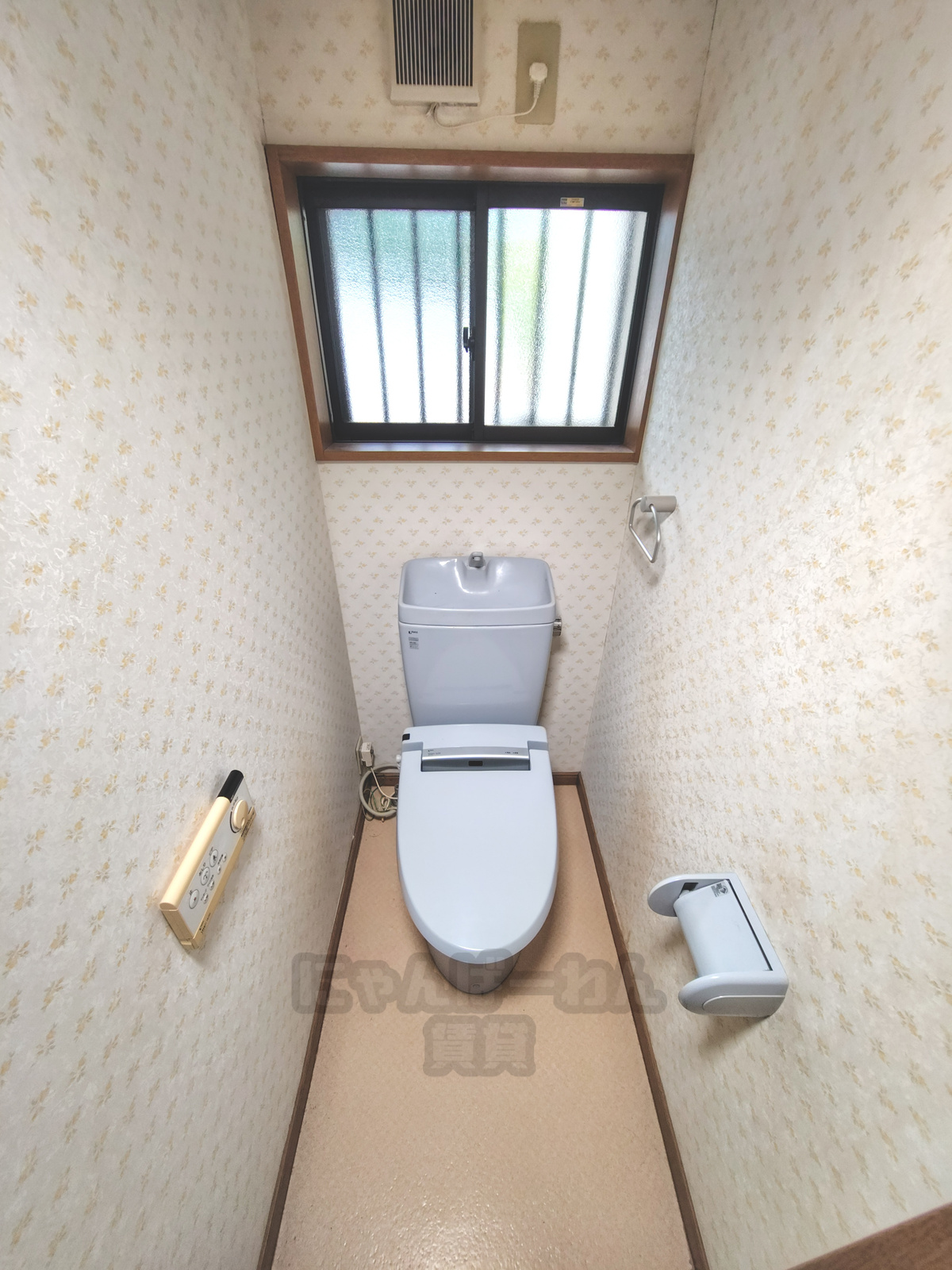 京都府宇治市五ケ庄新開のペット可賃貸物件にある、窓と温水洗浄便座が設置されたトイレ。