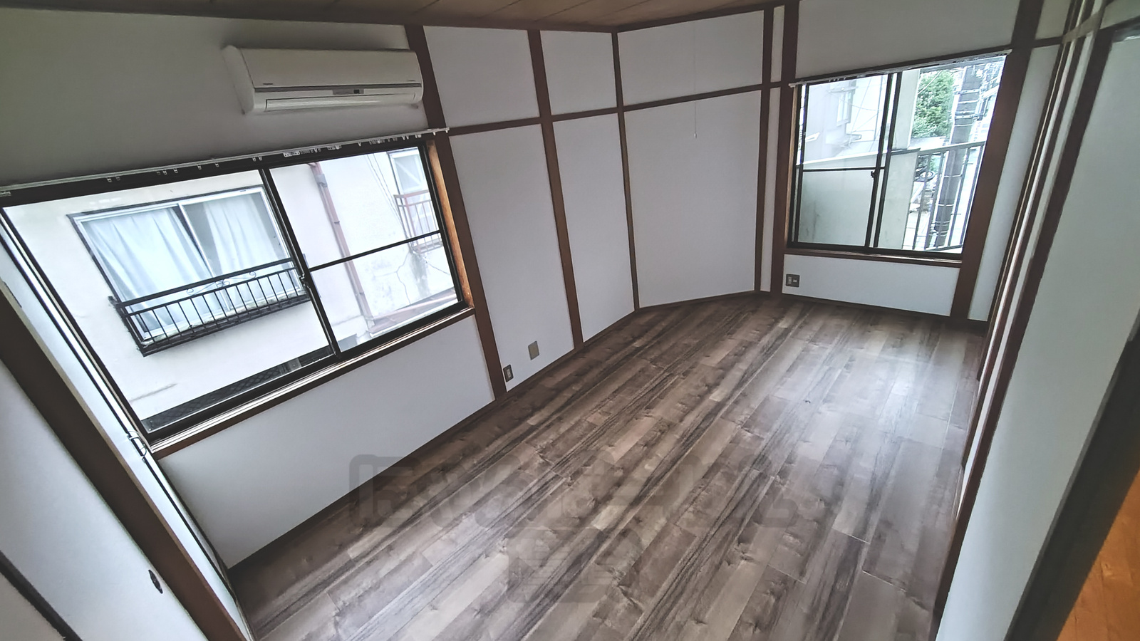京都府八幡市八幡長町の犬・猫飼育可賃貸物件の洋室（エアコン付き・木目調フローリング）