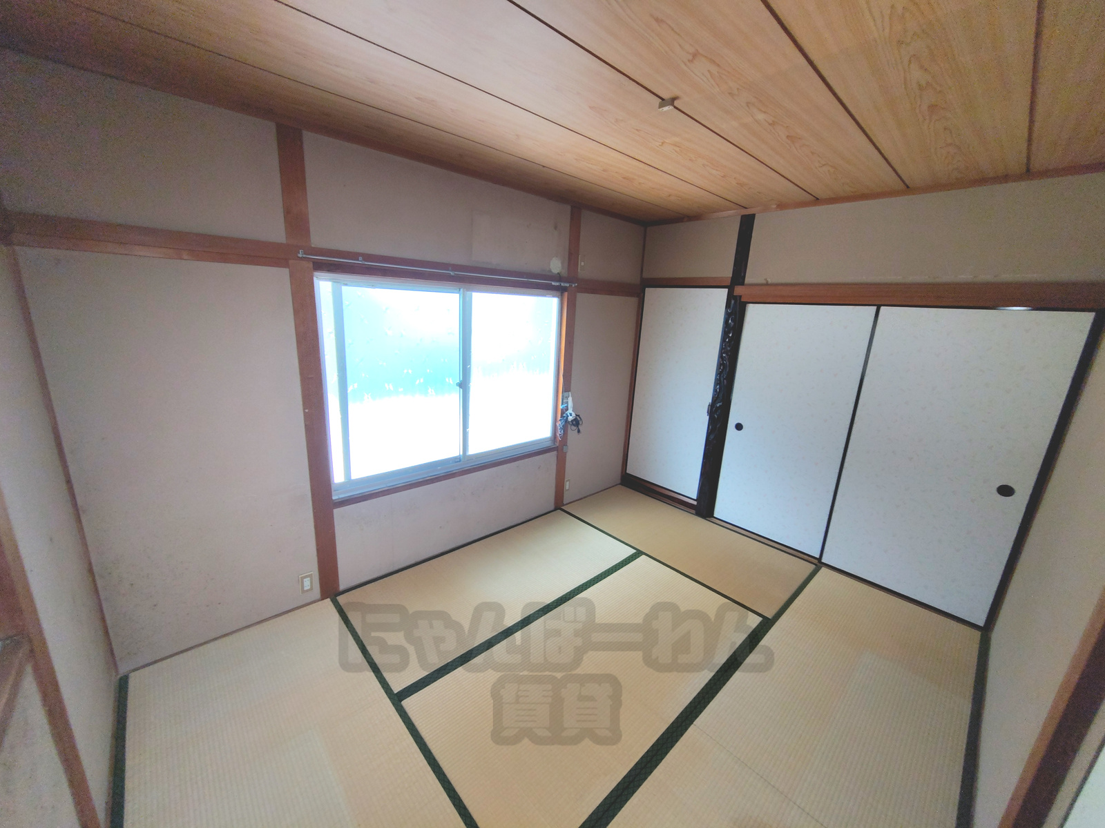 京都府宇治市木幡東中のペット可賃貸。畳敷きの和室。窓、襖、木目の天井。